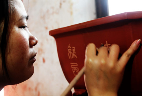 Female artisans of the pottery village